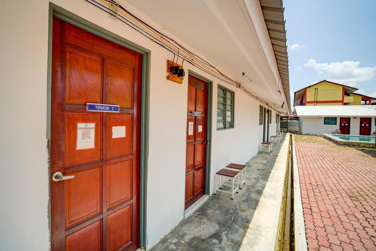 Capital O 90423 Teratai Chalet Hotel Kampong Raja Exterior foto