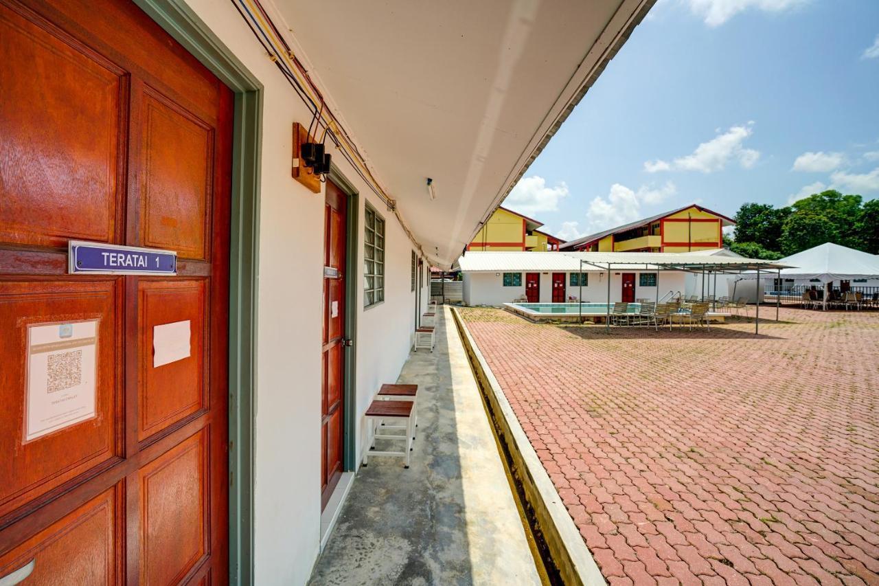 Capital O 90423 Teratai Chalet Hotel Kampong Raja Exterior foto
