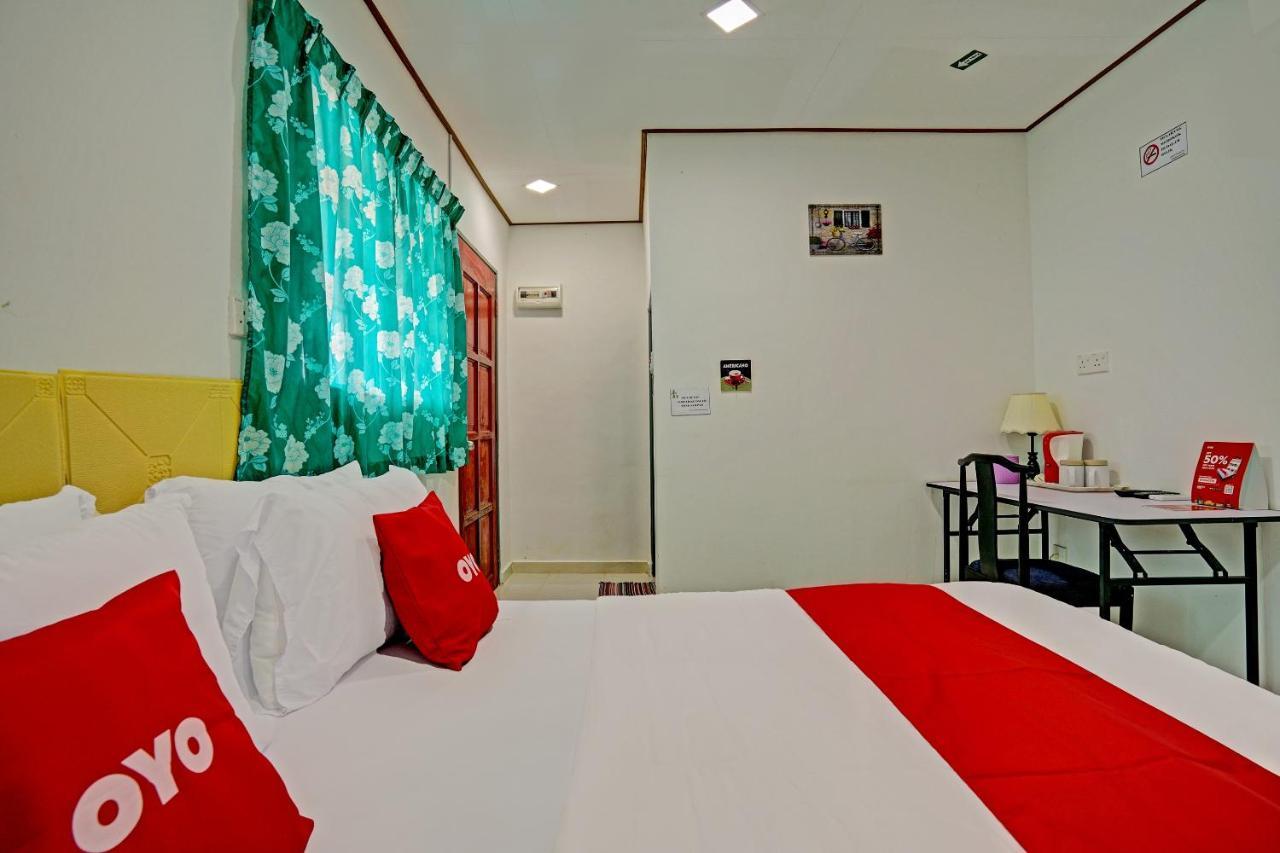 Capital O 90423 Teratai Chalet Hotel Kampong Raja Exterior foto