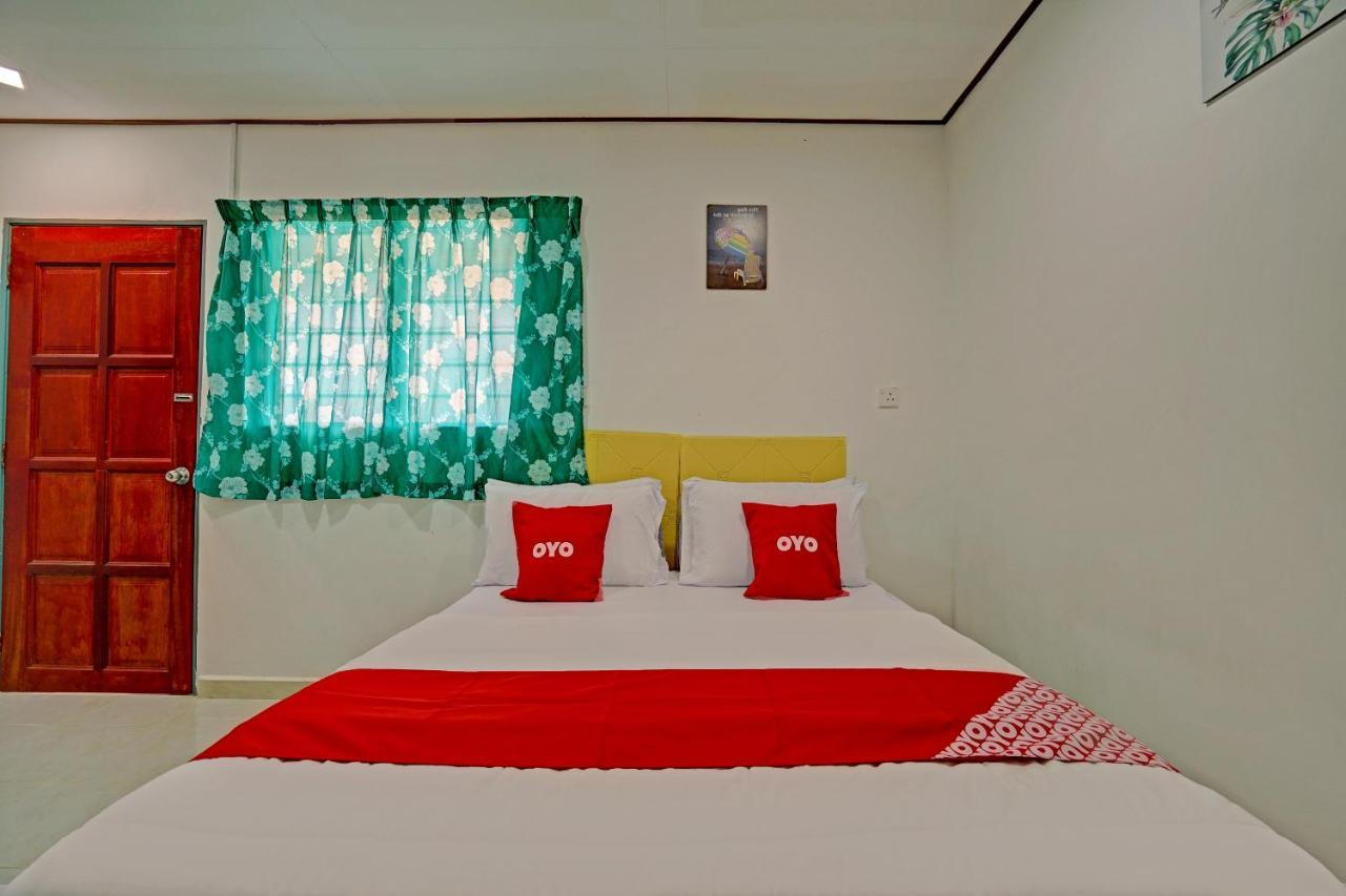 Capital O 90423 Teratai Chalet Hotel Kampong Raja Exterior foto