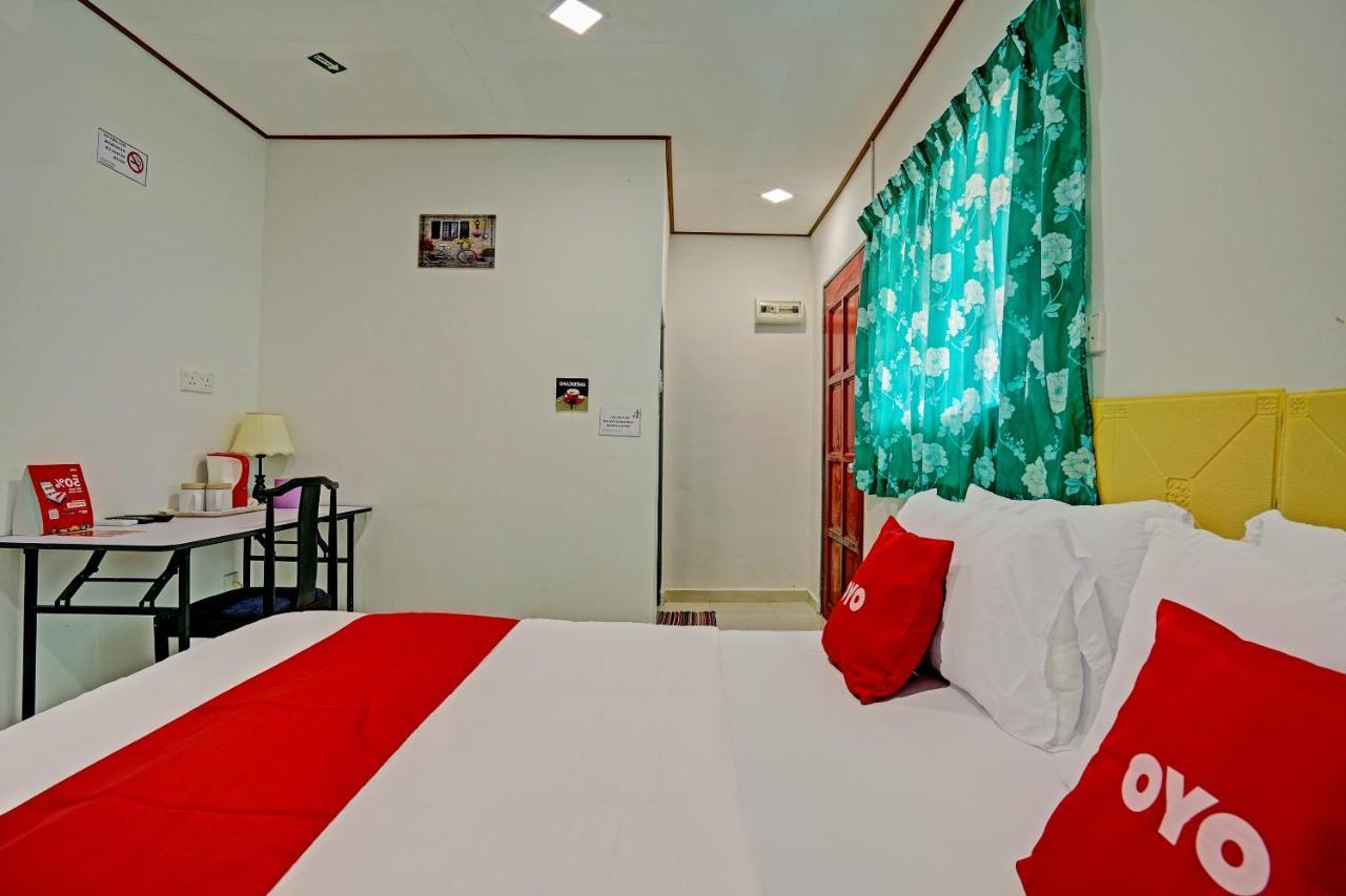 Capital O 90423 Teratai Chalet Hotel Kampong Raja Exterior foto