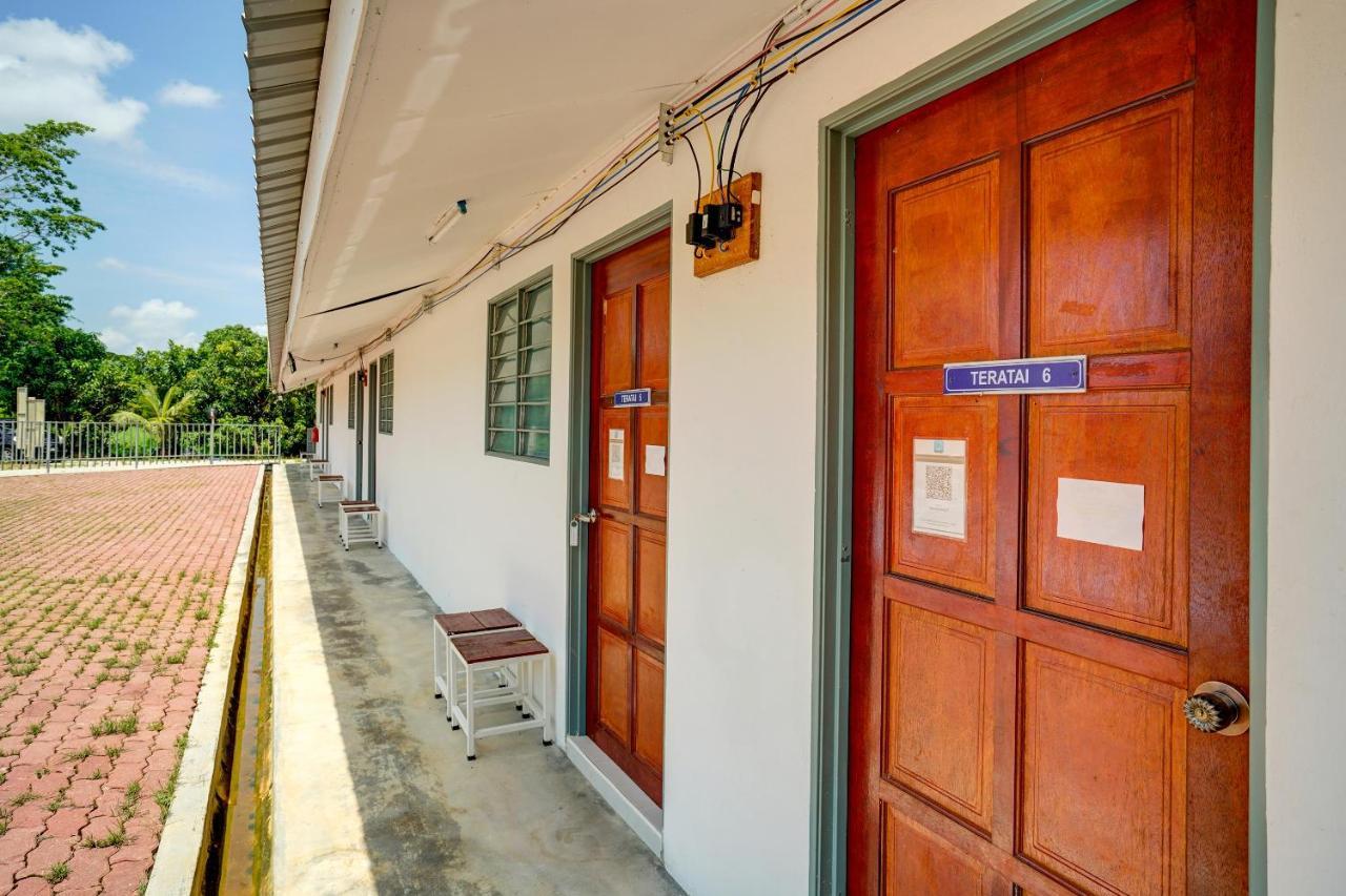 Capital O 90423 Teratai Chalet Hotel Kampong Raja Exterior foto
